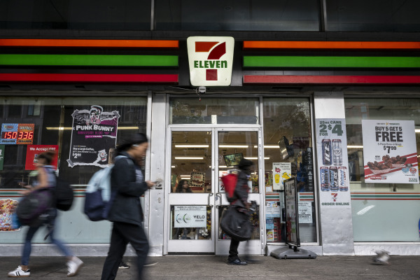 2024 年 10 月 9 日，人們從紐約市一家 7-Eleven 便利店前走過。