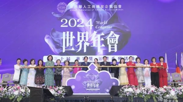 世界华人工商妇女企管协会“2024年世界年会”开幕典礼，贵宾启动仪式。其中，右二为来自大华府地区的企业家、世界华人工商妇女工商管协会第12届和13届副会长白越珠