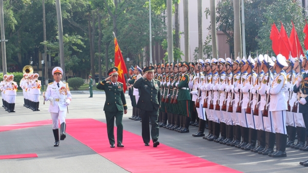 张又侠在越南获得了红地毯、三军仪仗队、礼炮等全套礼仪。（图片来源：越南官网）