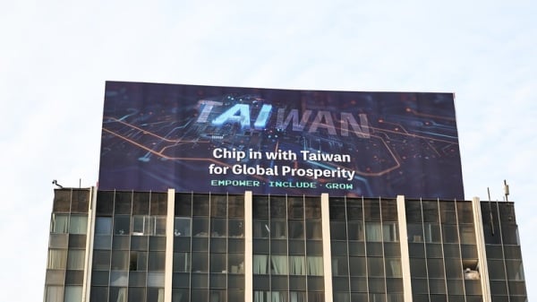 外交部以主标语“Chip in with Taiwan for Global Prosperity”搭配秘鲁年会主题“赋权、包容、成长”为副标语，在市内6个重要交通要道的大型T霸投放电子萤幕广告。（图片来源：中央社）