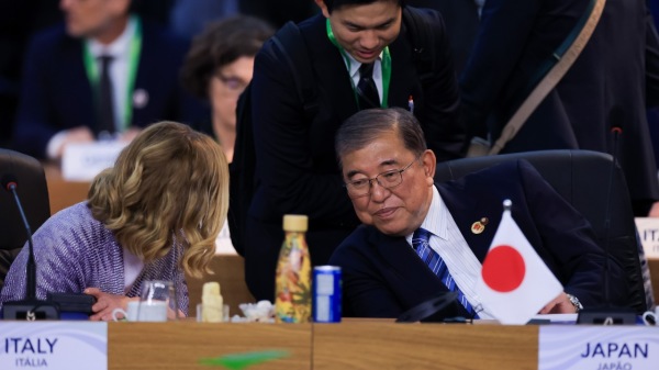 日本首相石破茂和意大利总理梅洛尼交谈。（图片来源：Buda Mendes/Getty Images）