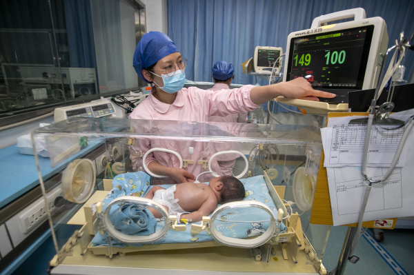 在浙江省台州市的一家医院里,一名护士正在照顾新生婴儿。