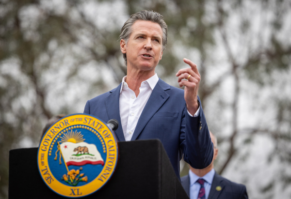 2024年9月25日，加州州长加文・纽森（Gavin Newsom）在洛杉矶的新闻发布会上发表讲话。