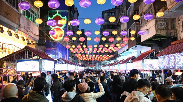 香港12月1日起對大陸深圳市恢復「一簽多行」，中國大陸赴港遊客明顯增加，但香港旅遊業人士指出，陸客消費力較疫情前大減6成。