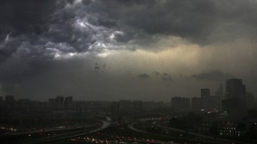 “特大暴雨”冲热搜上海轮渡航班取消湖南房屋倒塌(组图)
