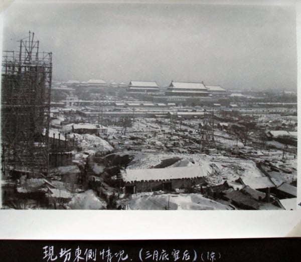 1959年3月，雪後的人民大會堂工地。（圖片來源：公有領域）