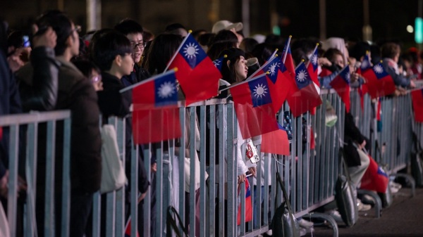​​​​​​​​​​​​​​賴總統與蕭副總統出席元旦升旗典禮，與國人共同迎接新年。