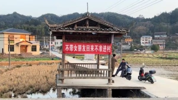 湖南怀化一农村村口挂着横幅，上面写着“不带女朋友回来不准进村”。