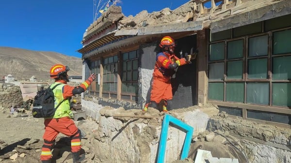 2025 年1 月8 日，西藏地區日喀則發生強烈地震，救援人員正在檢查受損房屋。