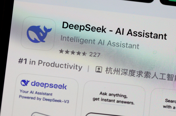 DeepSeek應用程序於2025年1月2 日顯示在加州聖安塞爾莫的iPhone屏幕上。