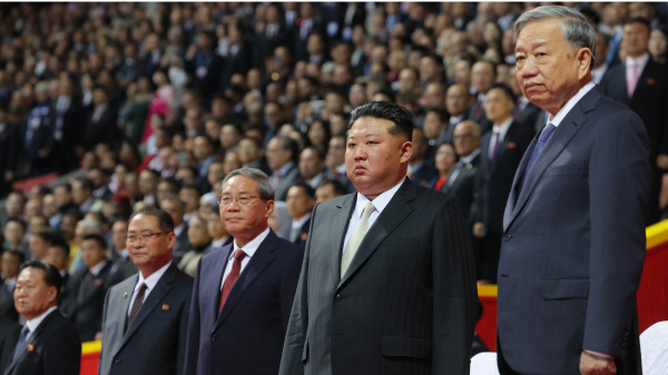 2025年10月9日，朝鮮領導人金正恩（右二）、越南共產黨總書記蘇林（右）和中國國務院總理李強（右三）出席在平壤舉行的朝鮮勞動黨建黨 80 週年紀念活動。