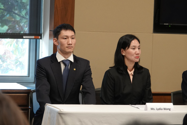 左為神韻藝術團舞蹈老師、原領舞演員王旋、右為王旋的姐姐、法輪功學員王珊珊（Lydia Wang）。（明慧網）