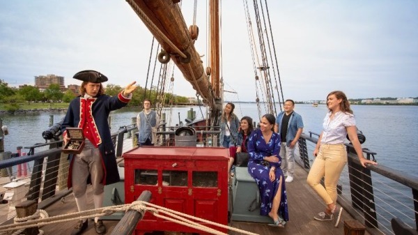 参观者正在“普罗维登斯号”（Tall Ship Providence）上倾听讲解
