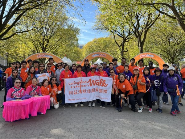 10月18日，CarringKing在中央公園主辦了第37屆公益步行籌款活動，參加活動的CarringKing成員合影。（攝影/看中國/Ryan)