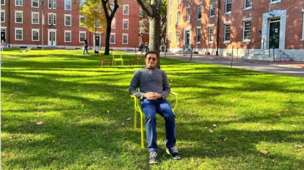 老哈利摄于哈佛校园Harvard campus