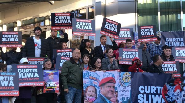 2025年10月26日,纽约市亚裔社区成员在法拉盛与市长候选人柯蒂斯・斯利瓦(Curtis Sliwa)共同集会,为即将到来的纽约市长大选助阵。(摄影:Ryan Wu/Vision Times)