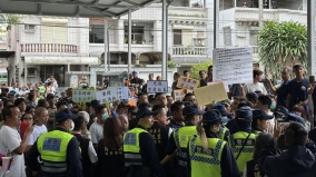 傅崐萁辦光復重建座談會災民抗議被擋議長張峻踢桌爆衝突(圖)