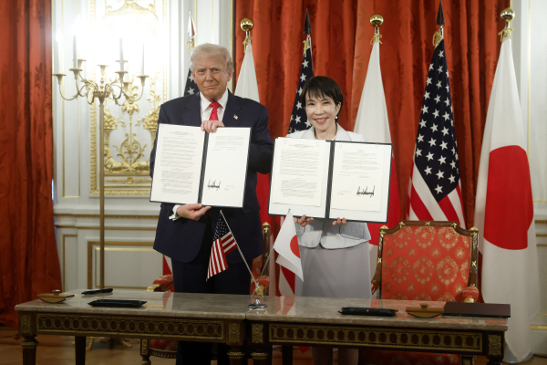 2025年10月28日,美国总统唐纳德・特朗普与日本首相高市早苗在东京赤坂迎宾馆举行的关键矿产与稀土协议签署仪式上合影。