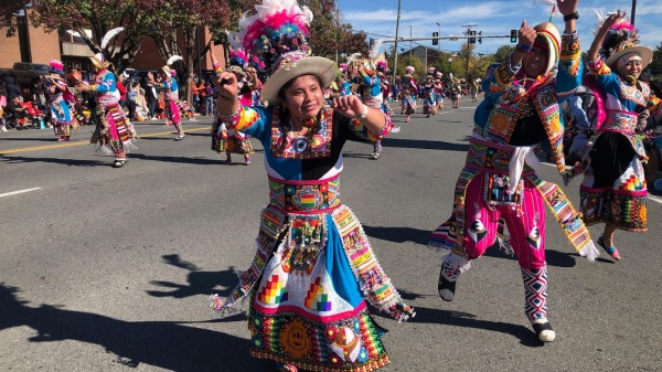 墨西哥裔表演傳統舞蹈。