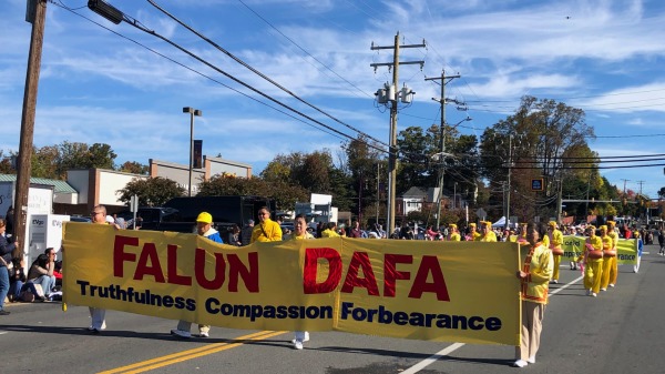 法輪功學員們手持印有“真善忍”的橫幅在遊行中