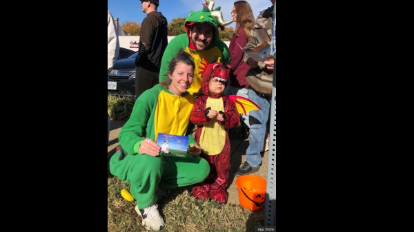 身著萬聖節服裝觀看遊行的一家人