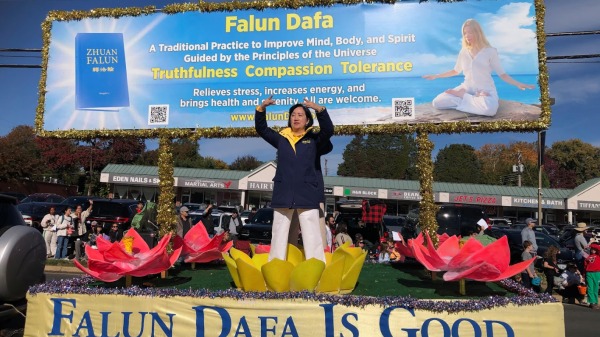 法輪功學員們在花車上演示功法