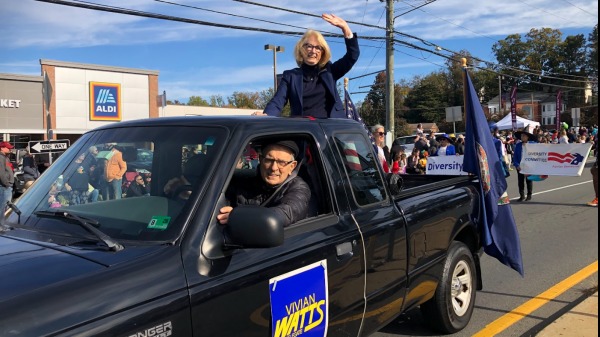 來自弗州第39選區(安納黛爾本地)的州眾議員薇薇安‧沃茨(Vivian Watts)乘車參加遊行。