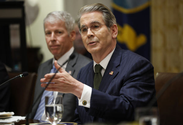 2025年10月14日,美國財政部長貝森特在白宮內閣會議室發言。