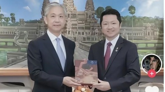 中国网友指控,中国驻柬埔寨大使汪文斌曾与柬埔寨“太子集团”创办人陈志合照,但有网友查证后,发现与汪文斌合照的人,是柬埔寨旅游部部长宋速肯。