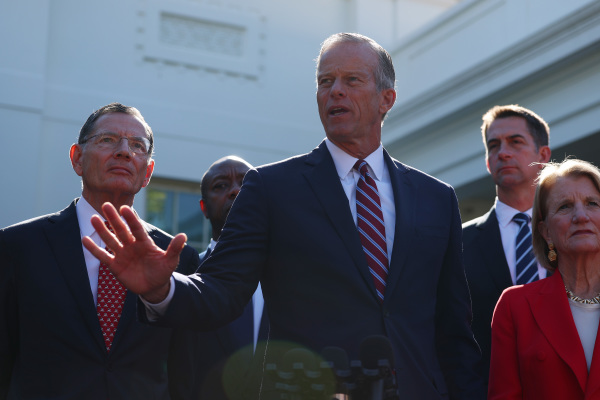美国参议院多数党领袖约翰·图恩与参议院共和党领导层于2025年10月21日在华盛顿特区白宫西翼外向记者发表讲话。