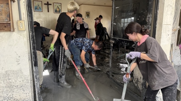 来自各地的“铲子超人”9月30日在花莲光复地区协助灾民清理家园。