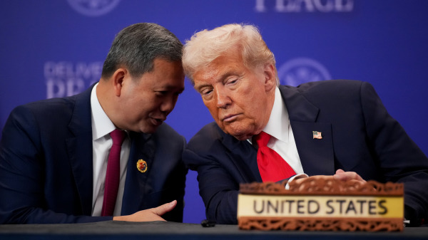 2025年10月26日:柬埔寨首相洪玛奈在吉隆坡会议中心与美国总统川普签署柬埔寨-泰国和平协议。