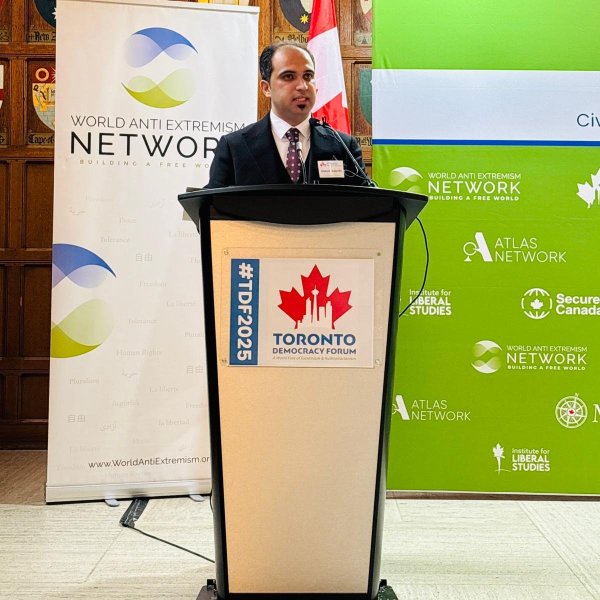 2025年11月17日，WAEN首席执行官哈立德・拉米齐（Khalid Ramizy）在2025多伦多民主论坛上发言（WAEN推特账号）