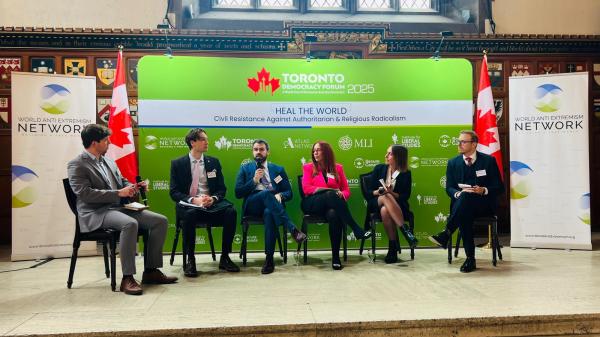 2025年11月17日，小组讨论《从宗教极端主义与独裁统治中疗愈世界：切实可行的行动策略》正在进行！ 本场由阿特拉斯网络（Atlas Network）网络拓展副主任亨特·劳赫（Hunter Rauch）担任主持人。 与谈嘉宾包括内森·梅克（Nathan Mech），阿克顿研究所（Acton Institute）亚伯拉罕传统柯林斯中心创始主任 彼得·科普兰（Peter Copeland），麦克唐纳-劳里埃研究所（MLI）国内政策副主任 斯特凡诺·弗龙蒂尼（Stefano Frontini），多伦多自由国际（IFL Toronto）主席 萨拉·泰希（Sarah Teich），人权行动小组（Human Rights Action Group）主席 阿莱莎·波尔加（Alessa Polga），自由女性联盟（Ladies of Liberty Alliance, LOLA）多伦多分会主任（WAEN推特账号）