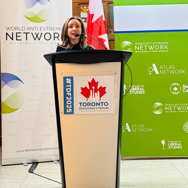 2025年11月17日，Secure Canada首席执行官谢丽尔·萨佩里亚（Sheryl Saperia）登台发言，强调普通加拿大人在捍卫民主、对抗极端主义中所扮演的关键角色。她以深刻洞见和清晰表达，指出公民参与、社区领导力以及知情公众行动的力量，是构建一个更安全、更强大、更团结的加拿大的核心所在。（WAEN推特账号）