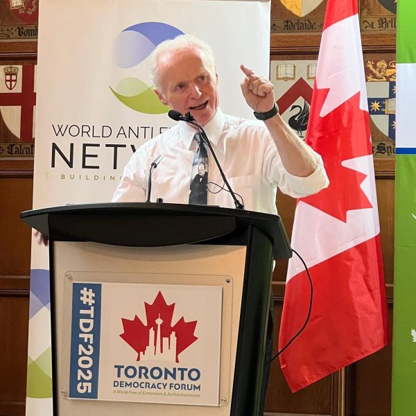 2025年11月17日，加拿大畅销书作家、麦克唐纳-劳里埃研究所（Macdonald-Laurier Institute，@MLInstitute）创始人兼管理总监布莱恩·李·克劳利（Brian Lee Crowley）登台，发表主旨演讲《“友善的加拿大”能在险恶世界中生存吗？——在大国博弈、外国干涉与无良威权面前的民主自保之道》。 （WAEN推特账号）