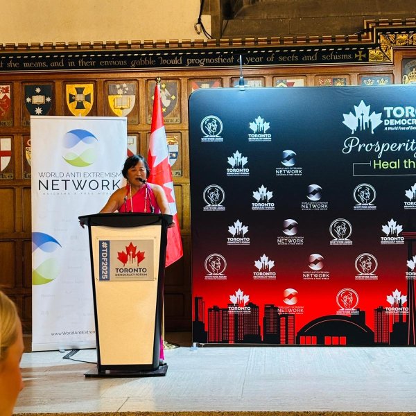 2025年11月16日，WAEN董事会主席Li Schoolland在多伦多民主论坛的繁荣晚宴上发表开幕词。（WAEN推特账号）