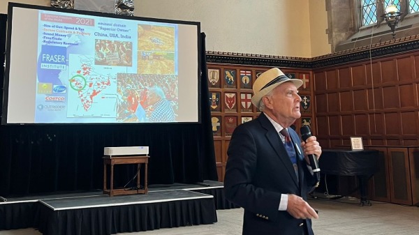 2025年11月17日，全球知名经济学家、自由倡导者、WAEN顾问委员会成员肯·斯库兰德教授（Prof. Ken Schoolland）正在发表2025多伦多民主论坛第二场主旨演讲，主题为《自由的隐形武器：经济赋能与自由如何击败极端主义与威权主义》。 他深刻指出：经济自由与机会是瓦解压迫、遏制极端主义、建设繁荣、尊严与人人自由的世界的强大力量。