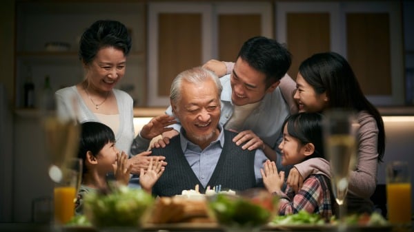 三世同堂的一家正在为爷爷庆祝生日