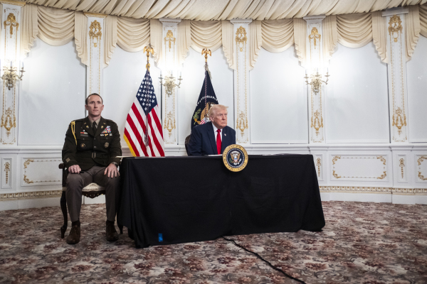 2025年11月27日感恩节当天,美国总统唐纳德·特朗普在其位于佛罗里达州棕榈滩的海湖庄园俱乐部与美国军人进行电话会议。