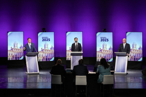 2025年10月22日,三位纽约市长候选人——独立候选人、前纽约州州长库默,民主党人佐兰・曼达尼,以及共和党人柯蒂斯・斯利瓦——在皇后区长岛市的拉瓜迪亚社区学院表演艺术中心举行了第二场电视辩论。