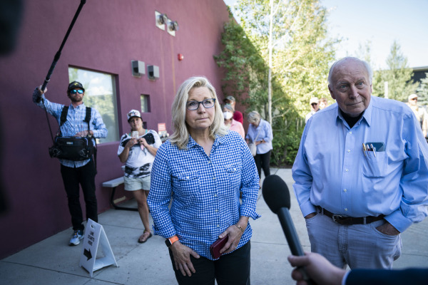 2022年8月16日:怀俄明州共和党众议员利兹·切尼(Liz Cheney)与父亲、前副总统迪克·切尼(Dick Cheney)一同抵达提顿县图书馆,