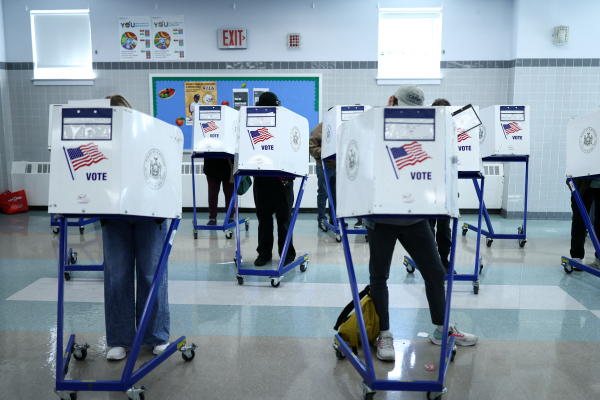 2025年11月4日,紐約市曼哈頓區漢密爾頓高地社區的投票站內,選民正在投票。