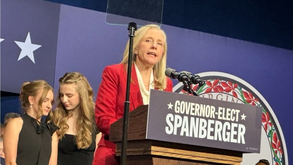 前联邦众议员、民主党籍的阿比盖尔・斯潘伯格 (Abigail Spanberger) 在赢得州长选举后,发表胜选感言