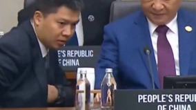 习近平在APEC会议上保镳紧张递上“三宝”引发热议(图)