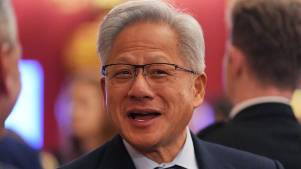 2025年11月5日,黄仁勋(Jensen Huang)在伦敦圣詹姆斯宫举行的招待会上接受媒体采访。