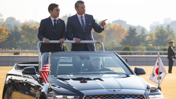 2025年11月4日:美国国防部长皮特.赫格塞斯(右)和韩国国防部长安圭伯在首尔举行的第57届安全磋商会议(SCM)欢迎仪式上检阅仪仗队。