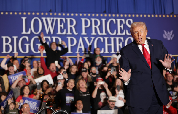 2025年12月9日:美国总统川普(Donald Trump)走上台,在宾夕法尼亚州芒特波科诺的蒙特艾瑞赌场度假村出席活动并发表讲话。川普总统在活动中讨论了其政府的经济议程,以及降低生活成本的相关举措。