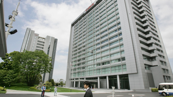 2005年5月19日,日本相機巨頭佳能位於東京的總部大樓及其附屬建築(左)。