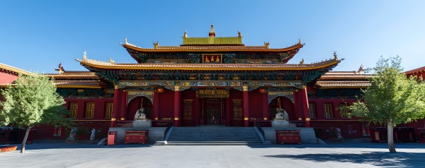 日喀则的扎什伦布寺,是历代<strong>班禅喇嘛</strong>的传统驻地